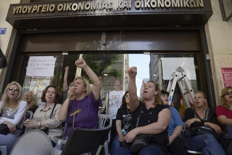 Παραμένουν στο ΥΠΟΙΚ οι καθαρίστριες - Media