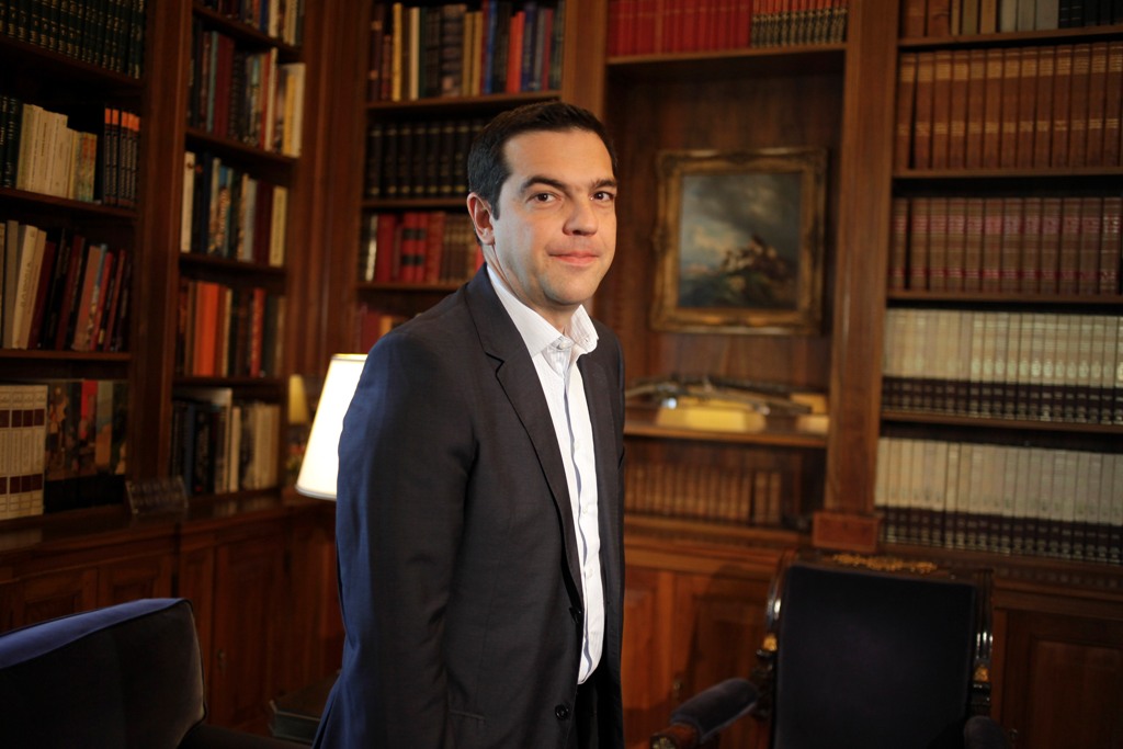 Τσίπρας στη Le Monde: Μέρκελ και Σόιμπλε θέλουν τη Ν. Ευρώπη αποικία - Media