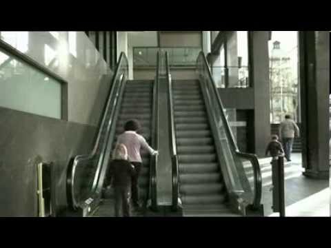 Συγκλονιστικό βίντεο: Όταν τα παιδιά κάνουν ό, τι και οι γονείς τους - Media