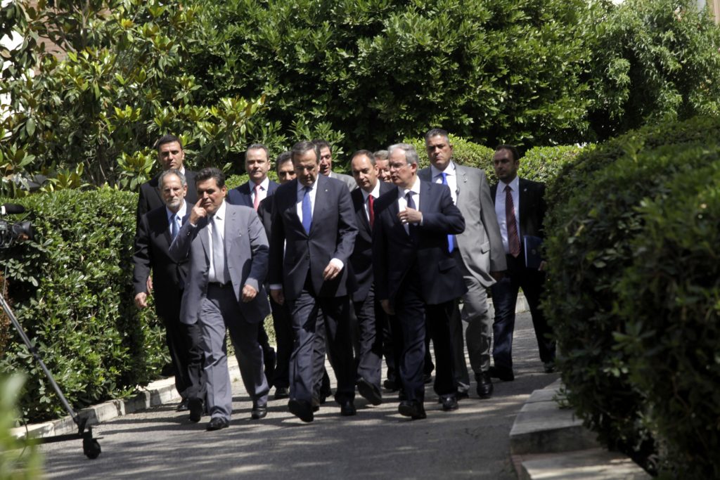 Κιτς επιδρομή στην ορκωμοσία της κυβέρνησης (photos) - Media