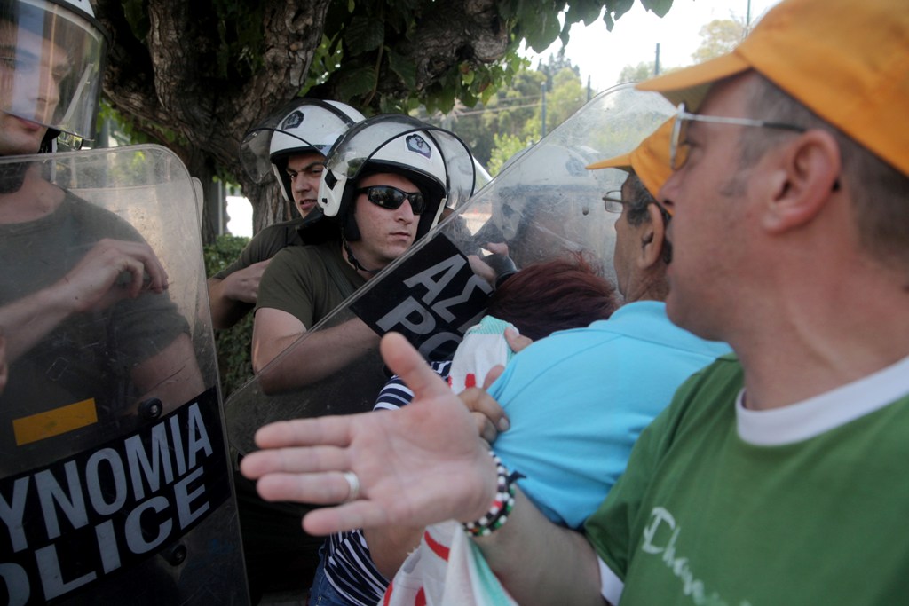 Ένταση στη συγκέντρωση σχολικών φυλάκων (photos) - Media