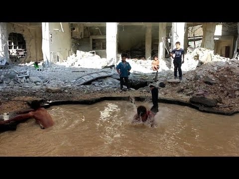 Τα παιδιά της Συρίας κολυμπούν σε κρατήρες από βόμβες - Media