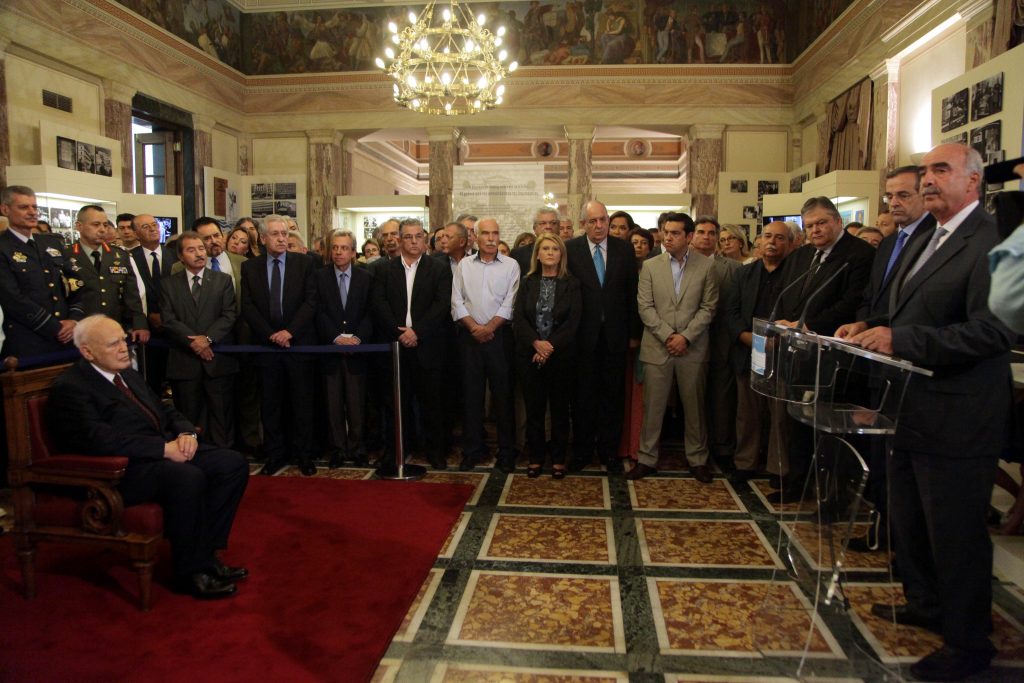Με τις ευλογίες Παπουλια πνίγηκε η Δημοκρατία - Media