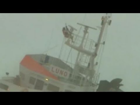 Ισπανικό εμπορικό πλοίο κόπηκε στα δύο (Video) - Media