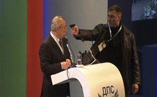 Σημάδεψε με όπλο ηγέτη τουρκικής μειονότητας - Media