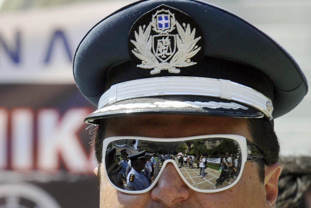 Συνελήφθη αστυνομικός που πήρε χρήματα από κρατούμενο δήθεν για να του εκδώσει εισιτήρια - Media