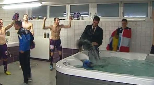 Πέταξαν τον δημοσιογράφο στην μπανιέρα - Media