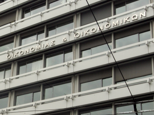 Ιστορία τρέλας και κοινωνικού μερίσματος- Το διεκδικούν εισοδηματίες, με πισίνα και ακίνητα - Media