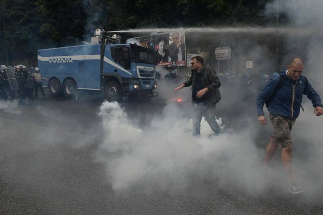 Νάπολη: Ξύλο και χημικά στη μεγάλη διαδήλωση κατά της συνεδρίασης της ΕΚΤ (video) - Media