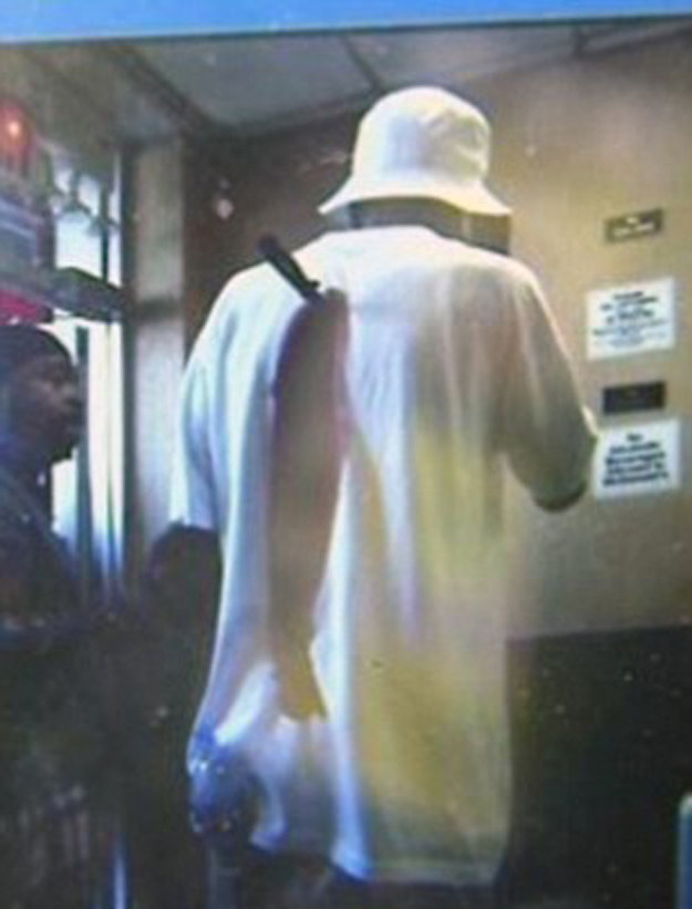 Μπήκε σε McDonald’s με ένα μαχαίρι καρφωμένο στην πλάτη του! - Media