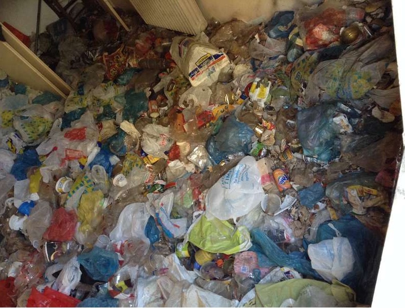 Λιβαδειά: Ζούσε σε διαμέρισμα μέσα στα σκουπίδια και τα ποντίκια (photos) - Media