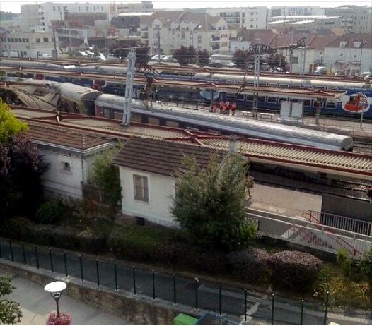 Σιδηροδρομικό δυστύχημα κοντά στο Παρίσι - Media