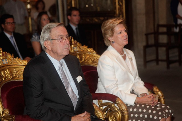 Βασιλικοί θρόνοι στη Μητρόπολη για την επέτειο γάμου του… τέως (ΦΩΤΟ) - Media