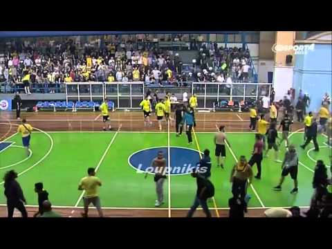 Ξύλο και χημικά στον τελικό του χάντμπολ (video) - Media