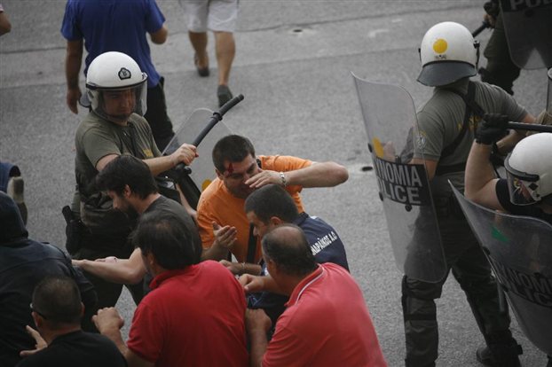 Σε διαθεσιμότητα αστυνομικός που χτύπησε διαδηλωτή - Media