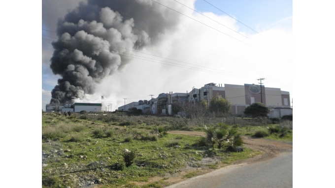 Πυρκαγιά συνεχίζει να καίει τις αποθήκες της Creta Farms - Media