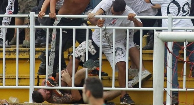 Βραζιλία: Ένας οπαδός σε κώμα από απίστευτα επεισόδια σε ποδοσφαιρικό αγώνα (Video) - Media