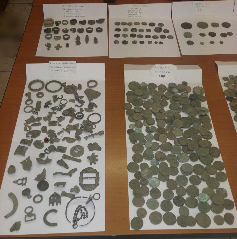 Συνελήφθη 72χρονος αρχαιοκάπηλος με πάνω από 1000 αρχαία νομίσματα και δεκάδες όπλα (video/photo) - Media