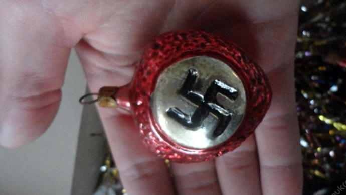 Πουλάνε χριστουγεννιάτικα στολίδια των SS με σβάστικες ! - Media
