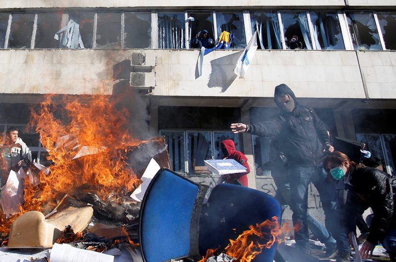 Η εξαθλίωση βγάζει στους δρόμους τους Βόσνιους - Media