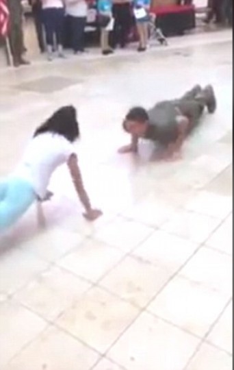 Κοριτσάκι νίκησε στρατιώτη σε διαγωνισμό push-ups (Video) - Media