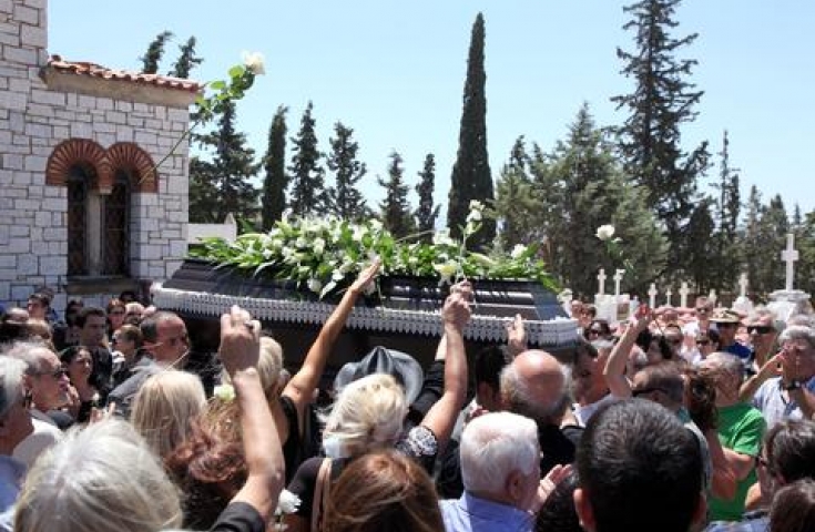 Βουλευτής της Αχαΐας έφαγε… «πόρτα» σε κηδεία - Media