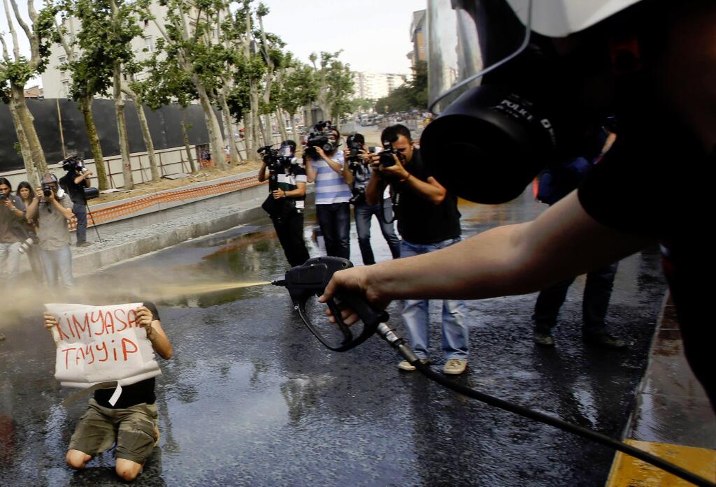 «Εξέγερση» στην Κωνσταντινούπολη - Media