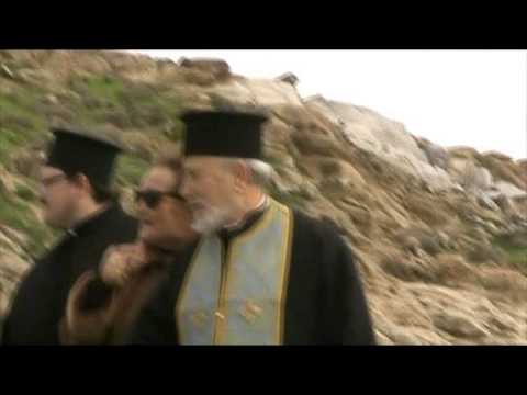 Χταπόδι έπιασε τον σταυρό στη Μύκονο - Media