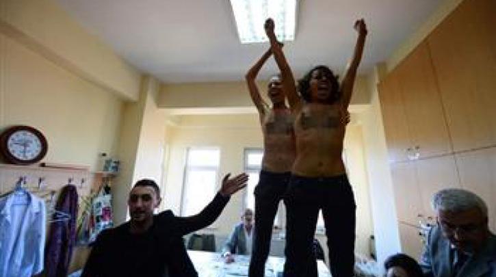 Γυμνόστηθη διαμαρτυρία κατά Ερντογάν - Media