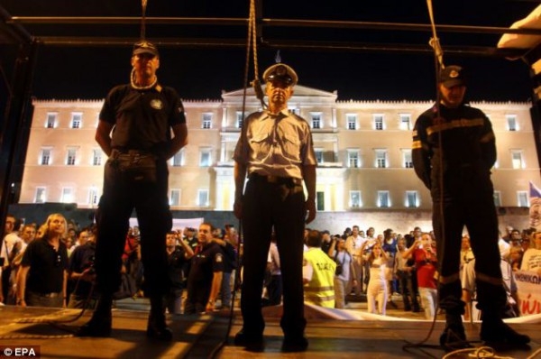 ΕΔΕ για τον αστυνομικό που «κρεμάστηκε» στο Σύνταγμα - Media