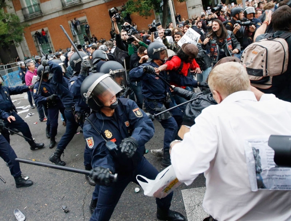 Βίαιες συγκρούσεις στη Μαδρίτη μεταξύ Αγανακτισμένων και αστυνομίας - Media