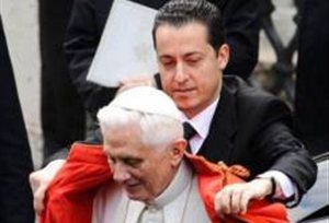 Αρχίζει η δίκη του μπάτλερ του πρώην Πάπα Βενέδικτου - Media