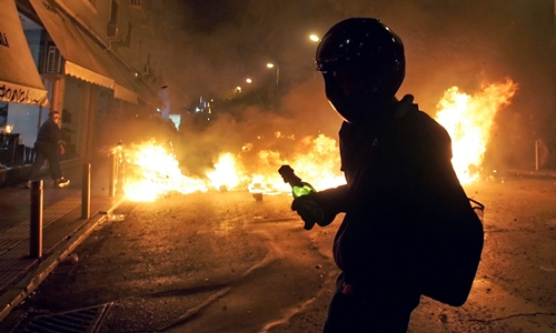 Επίθεση με μολότοφ στο Α.Τ Ακροπόλεως - Media