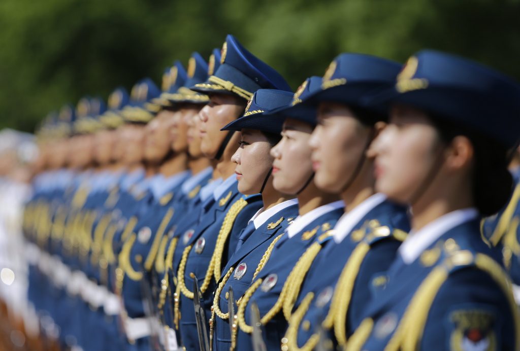 Μακιγιάζ, μπότες και καυτά μίνι στην προεδρική φρουρά της Κίνας (photos) - Media