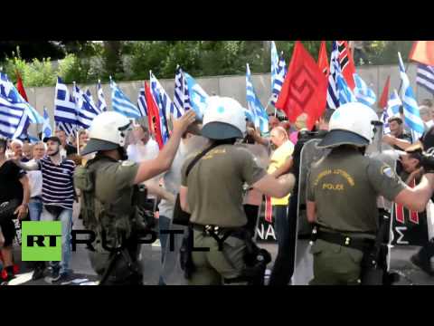 Χρυσαυγίτες δέρνουν ΜΑΤατζήδες έξω από το Εφετείο - Media