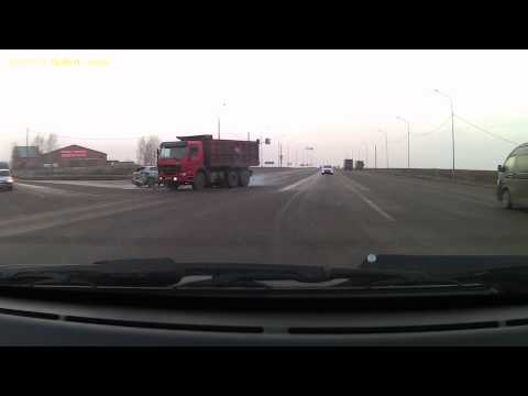 Απίστευτη τύχη – Δείτε πως γλίτωσε πεζός από σύγκρουση φορτηγού με τζιπάκι (Video) - Media