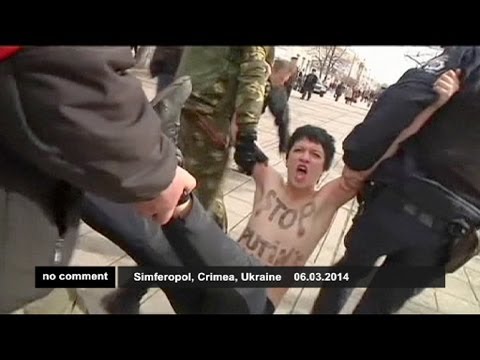 Επίθεση στις Femen έξω από το κοινοβούλιο της Κριμαίας (Video) - Media
