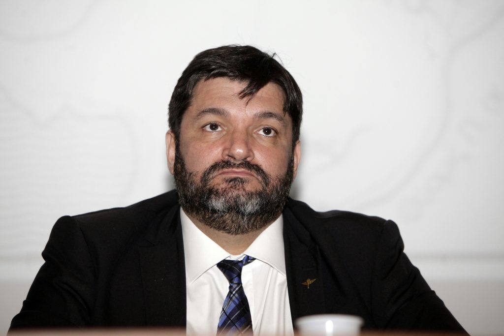Ο Φαήλος στο πλευρό της ΟΝΝΕΔίτισας που αμφισβητούσε τους νεκρούς του Πολυτεχνείου - Media