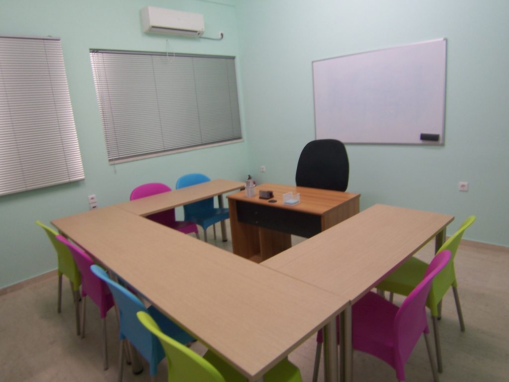 Καθηγήτρια απολύθηκε από φροντιστήριο μετά από 24 χρόνια και κλήθηκε στην αστυνομία για... συμμόρφωση - Media