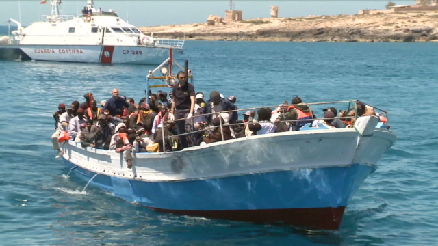 Τραγωδία με 30 μετανάστες νεκρούς ανοιχτά της Ιταλίας - Media