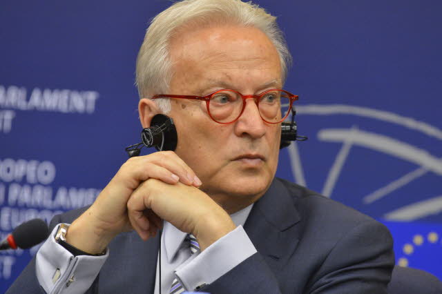 Μαλλιά κουβάρια ΠΑΣΟΚ – Σβόμποντα  - Media