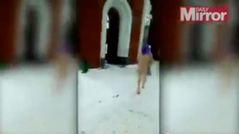 Γυμνή περπατούσε στο χιόνι, κρατώντας το μωρό της (Video) - Media