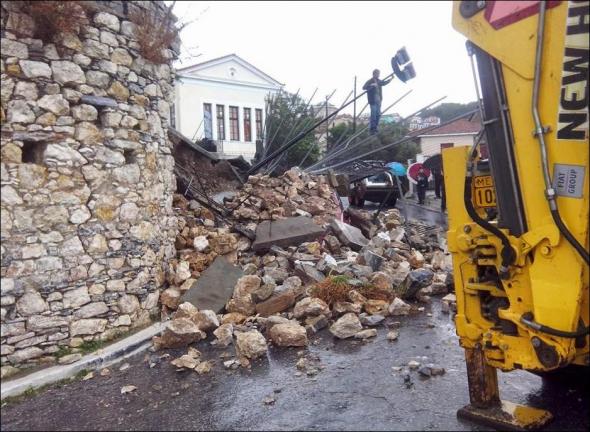 Σάμος: Έπεσε τοίχος δημοτικού σχολείου και πλάκωσε τρία αυτοκίνητα! (Photos) - Media