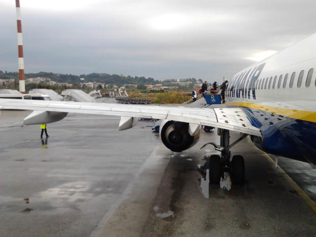Τι λέει η Ryanair για τους 40 Βρετανούς επιβάτες που ξέμειναν στην Κέρκυρα χωρίς λεφτά - Media