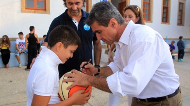 Έπαιξε μπάσκετ με μαθητές ο Λοβέρδος(ΦΩΤΟ)

 - Media