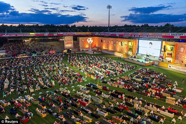 Βερολινέζικο «θερινό  σινεμά» για το Μουντιάλ, με 700 καναπέδες και 2500 θεατές - Media