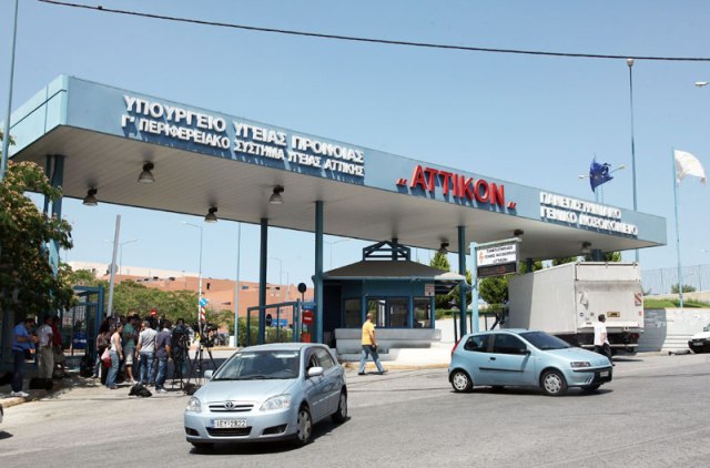 Αποδοκιμασίες και μπουκάλια με νερό για τον Άδωνι Γεωργιάδη - Media