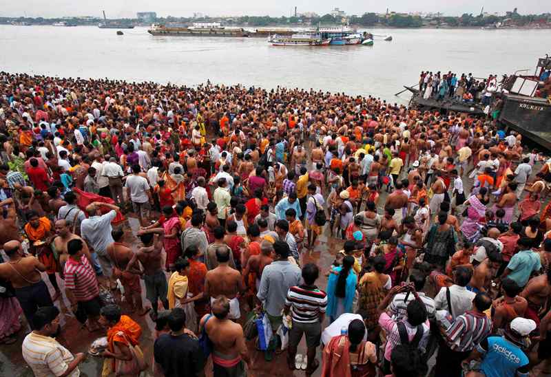 Ινδία: Δεκάδες πιστοί ποδοπατήθηκαν μέχρι θανάτου - Media
