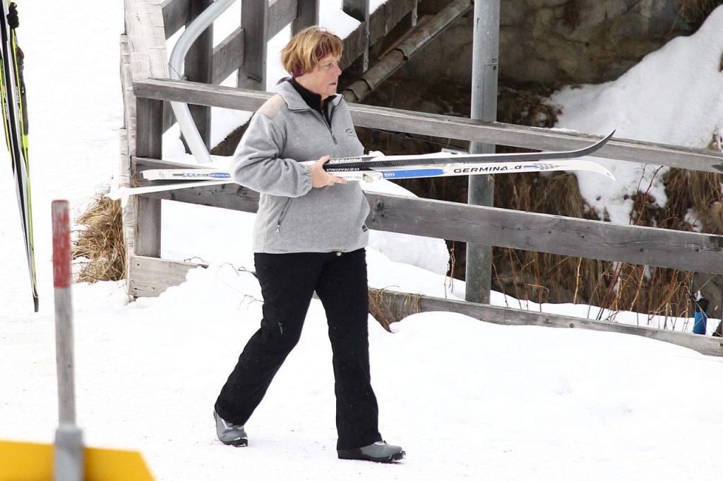 Έσπασε τη λεκάνη της η Μέρκελ κάνοντας σκι - Media