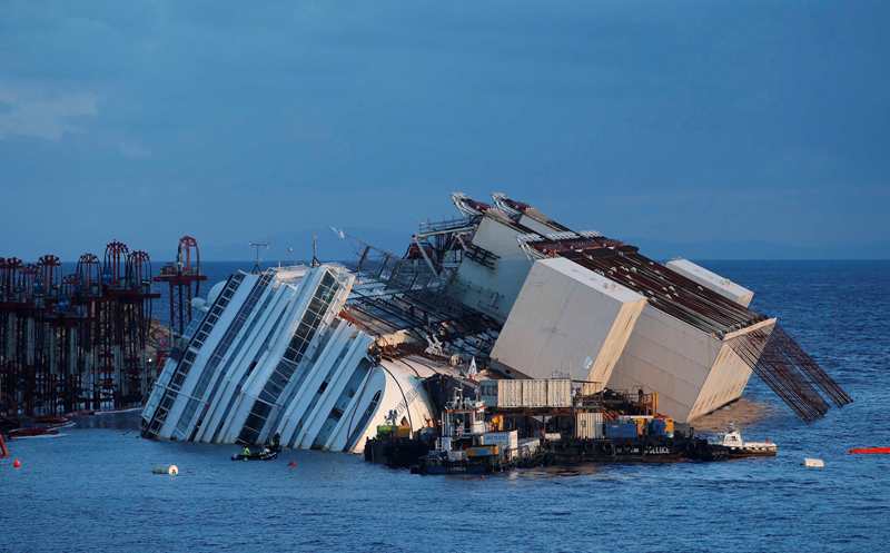 LIVΕ:Η ανέλκυση του Costa Concordia - Media